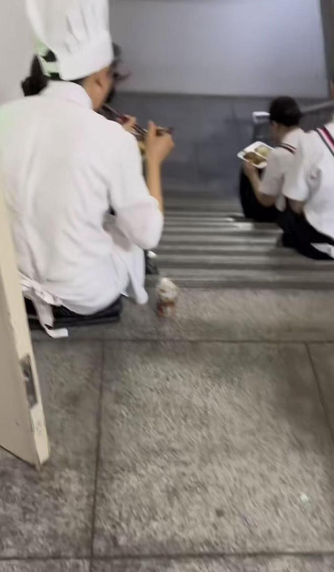 让坐在桌上吃饭员工无奈只能蹲着吃饭pg电子娱乐平台网友吐槽西贝上班不(图3)